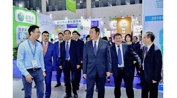 四川农博会在成都开幕 省委常委曲木史哈、副省长尧斯丹等领导视察幸运传世展位